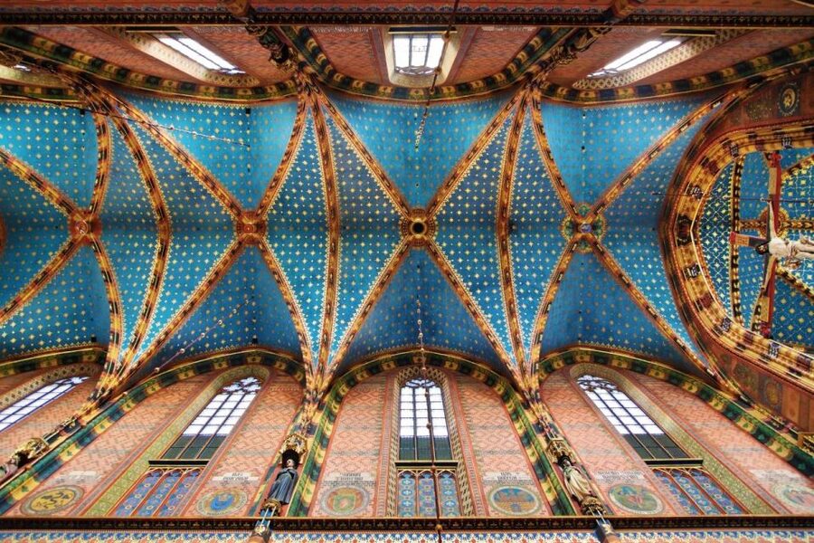 Krakow: St. Mary's Basilica visiting with short guided walk - How to get more from the visit