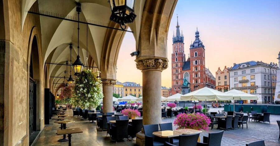 Krakow: St. Mary's Church and Rynek Underground Museum Tour - Entering St. Marys Basilica