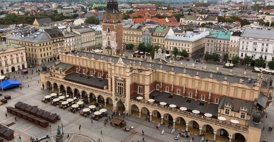 Kraków: Street Food and Historical Adventure - Stary Kleparz and pierogi in a local setting