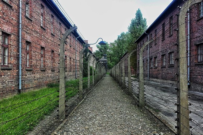 Krakow to Auschwitz-Birkenau: Private Round-Trip Experience - Moving from Auschwitz to Birkenau