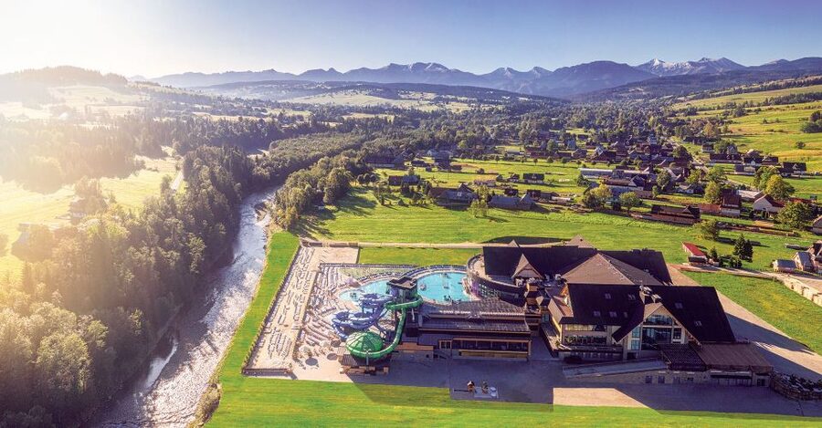 Krakow: Trip to Chocholow Thermal Baths in Tatra Mountains - What the mountain setting adds