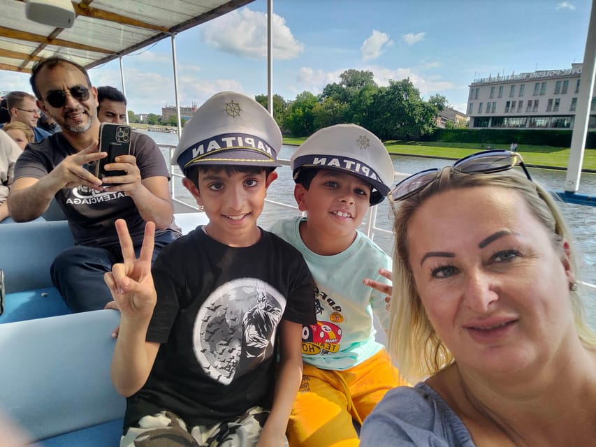 Krakow: Vistula River Cruise with Historical Views - Setting out below Wawel Castle