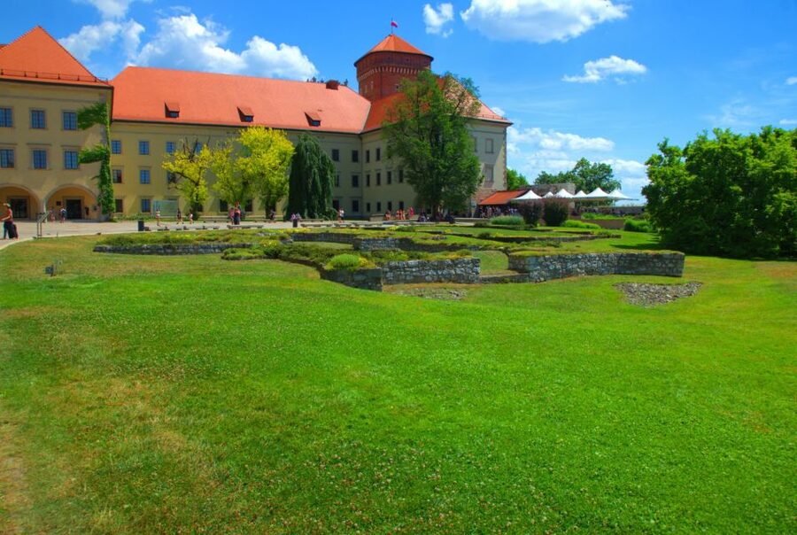 Krakow: Wawel Castle Guided Tour with Entry Tickets - Royal rooms, paintings, and private apartments