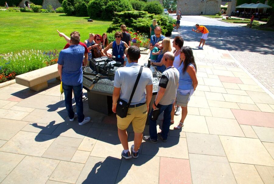 Krakow: Wawel Castle Guided Tour with Entry Tickets - Finding the meeting point on Kanonicza Street