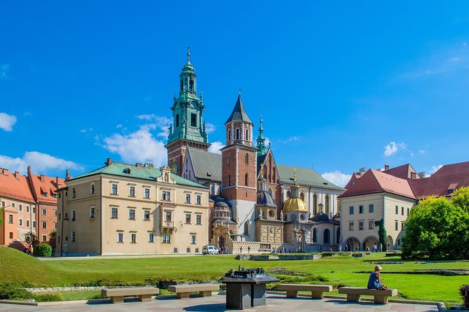 Krakow: Wawel Castle Guided Tour with Skip-The-Line Entry - Small-group size and guide quality