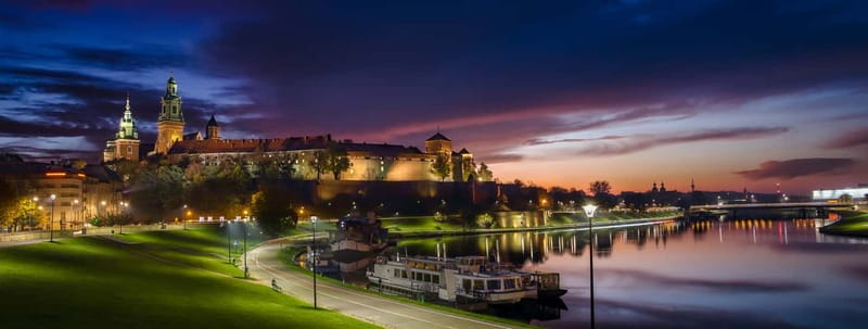 Krakow: Wawel Hill Audioguide Tour - Reaching the former royal residence