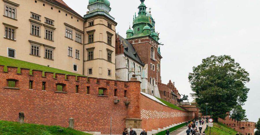 Krakow: Wawel Royal Hill with Optional Castle and Cathedral - Meeting your guide near Kanonicza Street