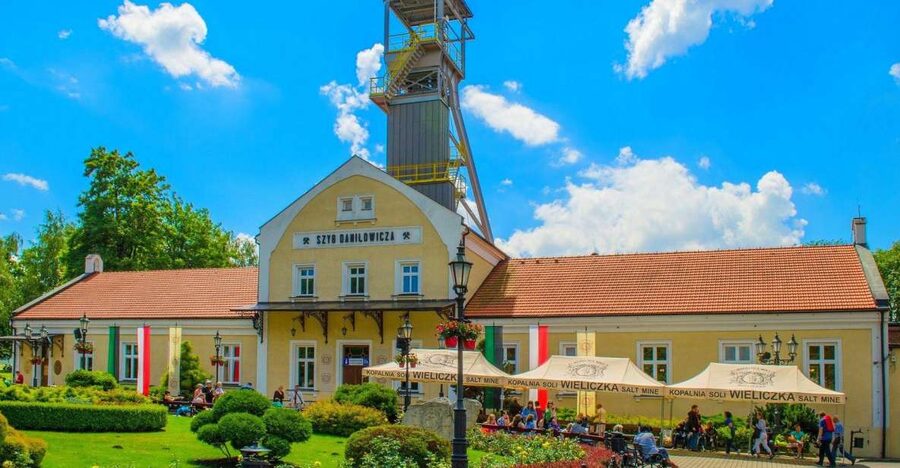 Krakow: Wieliczka Salt Mine Fast-Track Ticket & Guided Tour - Meeting the guide and getting below ground