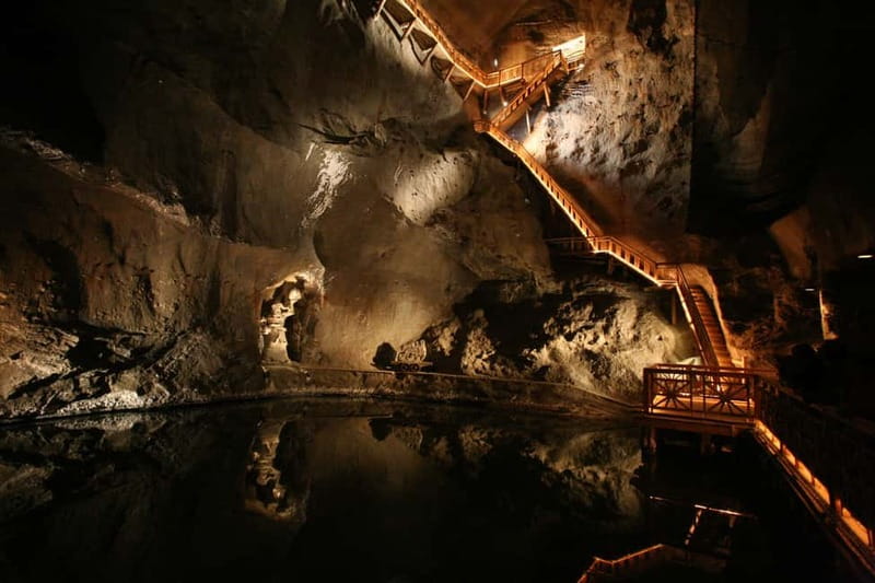 Kraków: Wieliczka Salt Mine Guided Tour with Transfer - The first steps underground