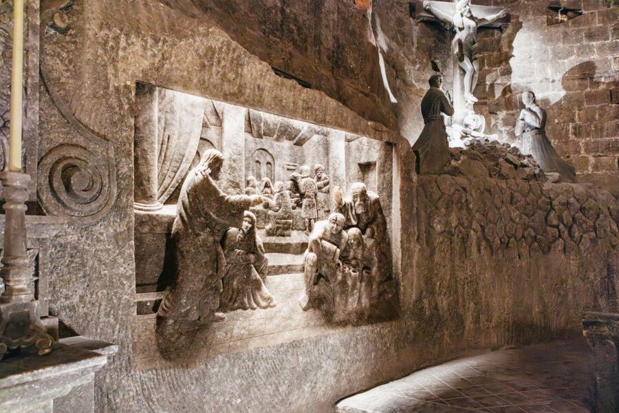 Krakow: Wieliczka Salt Mine Guided Tour with Transport - What the guides add to the day
