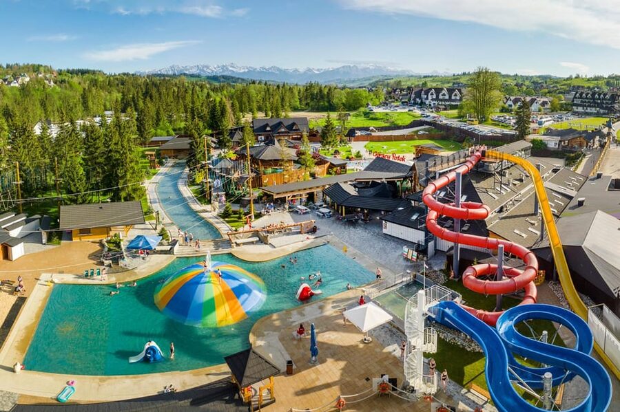 Krakow: Zakopane Cable Car, Vodka, Cheese & Hot Springs Tour - Zakopane and the fast pace of Krupówki
