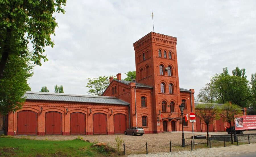 Lodz Old Town Manufaktura Highlights Private Walking Tour - What Joanna’s guiding style adds