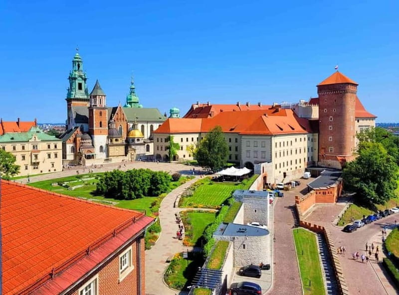 Mysterious Wawel Cathedral and Wawel Courtyard Guided Tour - Guide quality and language choices