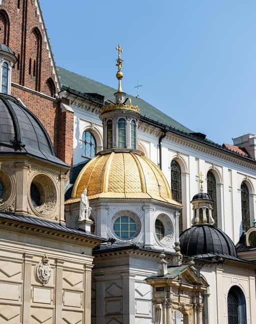 Mysterious Wawel Cathedral and Wawel Courtyard Guided Tour - A brief stop at the John Paul II monument