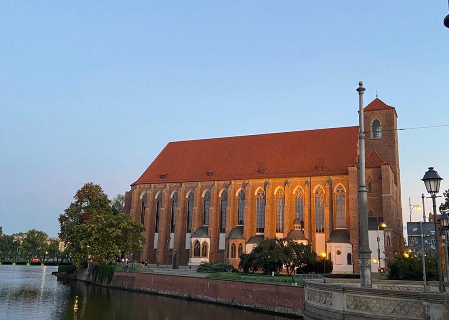Night tour through Wroclaw - University of Wroclaw and the Fencer Fountain