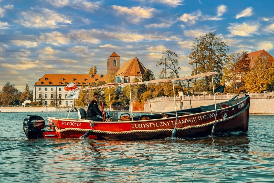 Oder river cruise and walking tour of Wroclaw - Crossing Into the Old Town