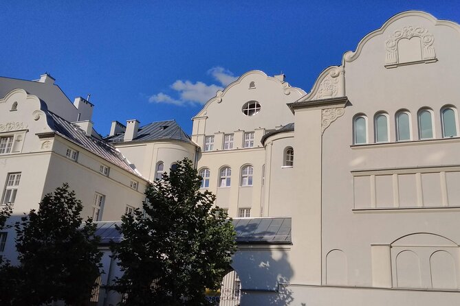 Offbeat Warsaw: Explore the Edgy & Artsy Praga District - Starting beneath St. Florian’s towers