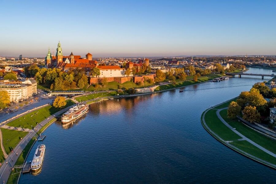 Picturesque Cruise on the Vistula in the Heart of Krakow - Leaving the bank and settling into the hour