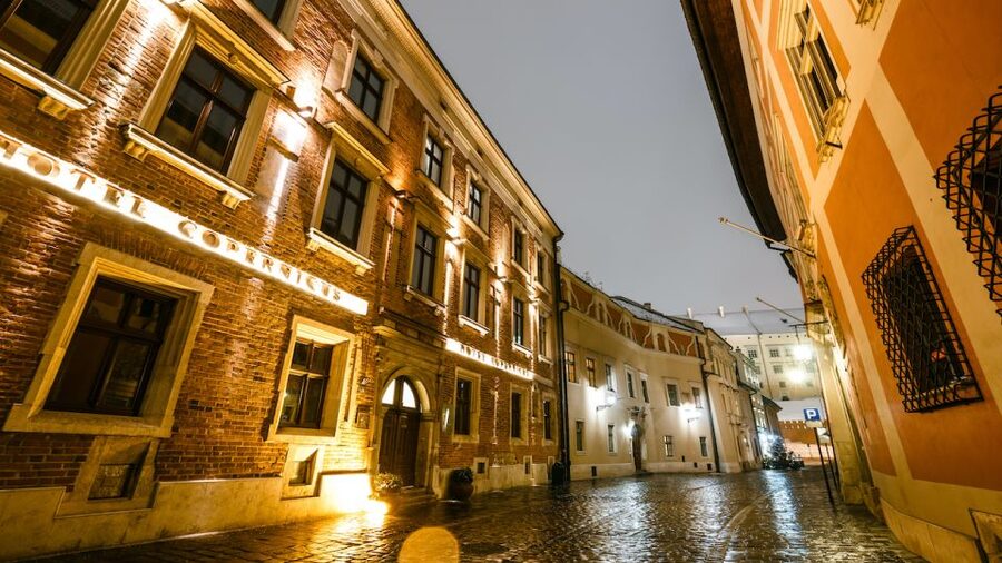 Private Krakow Tour: St. Mary’s, Cloth Hall & More - The Main Market Square and Cloth Hall
