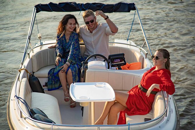 Rental of Motorboat for 5 on Vistula in Warsaw no Licenses Needed - The staff and the feel of the experience