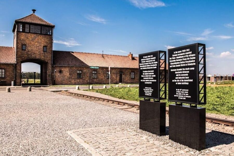 RoundTrip from Krakow to Auschwitz + Entrance Tickets - Why this Krakow to Auschwitz trip works
