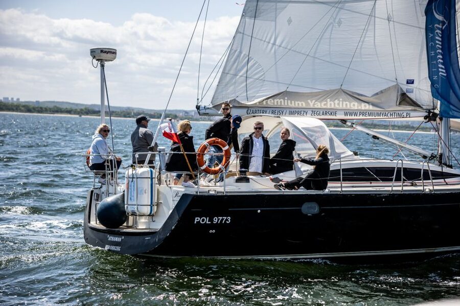 Sopot: Yacht Cruise Around the Bay with Welcome Drink - A yacht with room inside and out