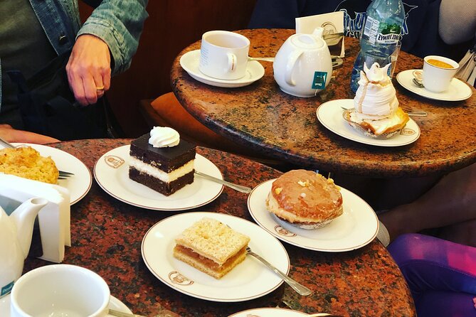 Taste of Poland, Old Town food tour and guided walk - 12 tastings - Castle Square and the former royal court