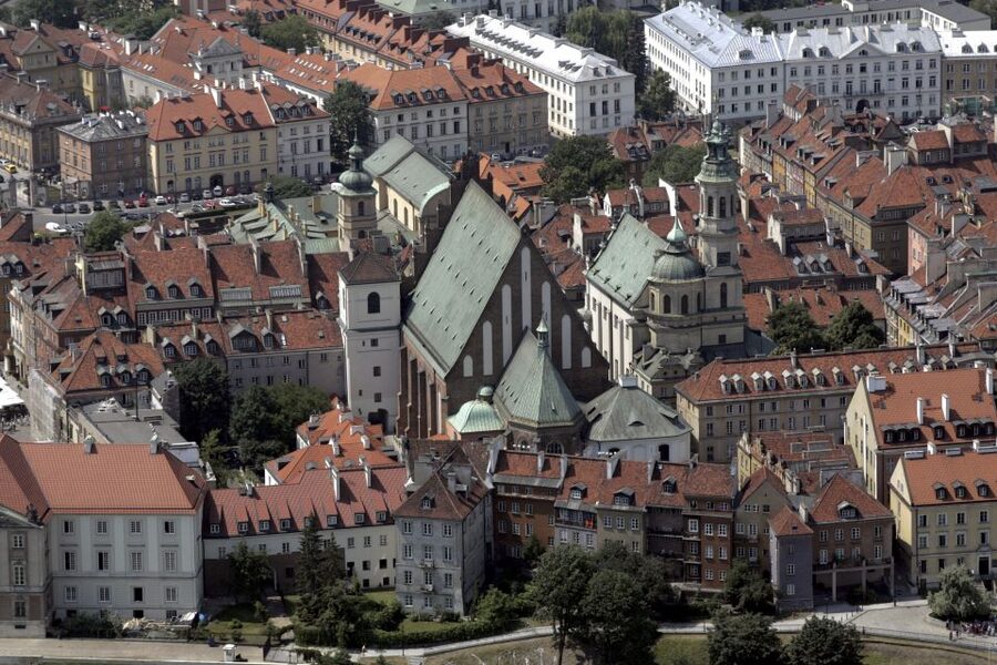 Warsaw: 2-Hour Old Town Walking Tour - What the guide adds to the experience