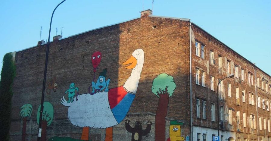 Warsaw: 2-Hour Praga Walking Tour - Pre-war streets and bullet-marked tenements