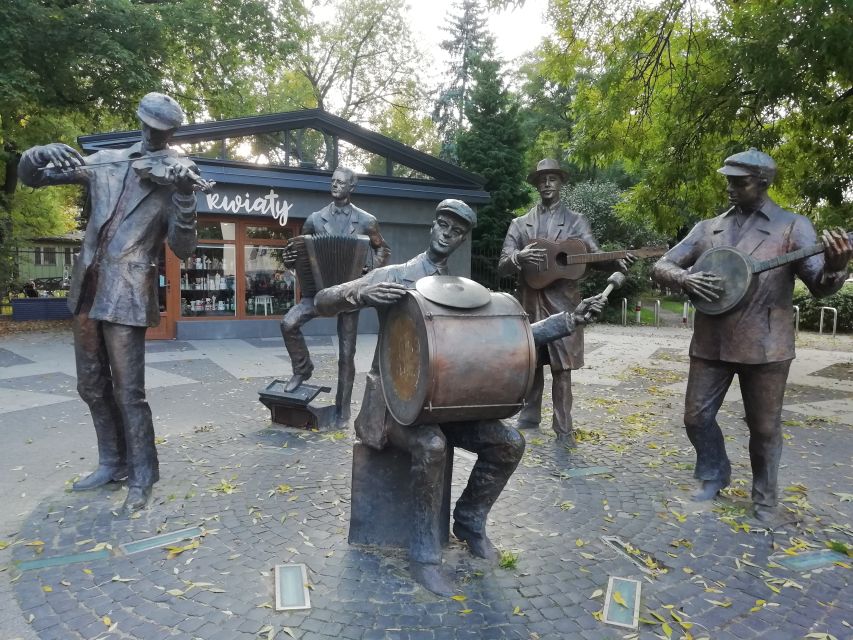 Warsaw: 2-Hour Praga Walking Tour - The Warsaw Zoo story and wartime choices