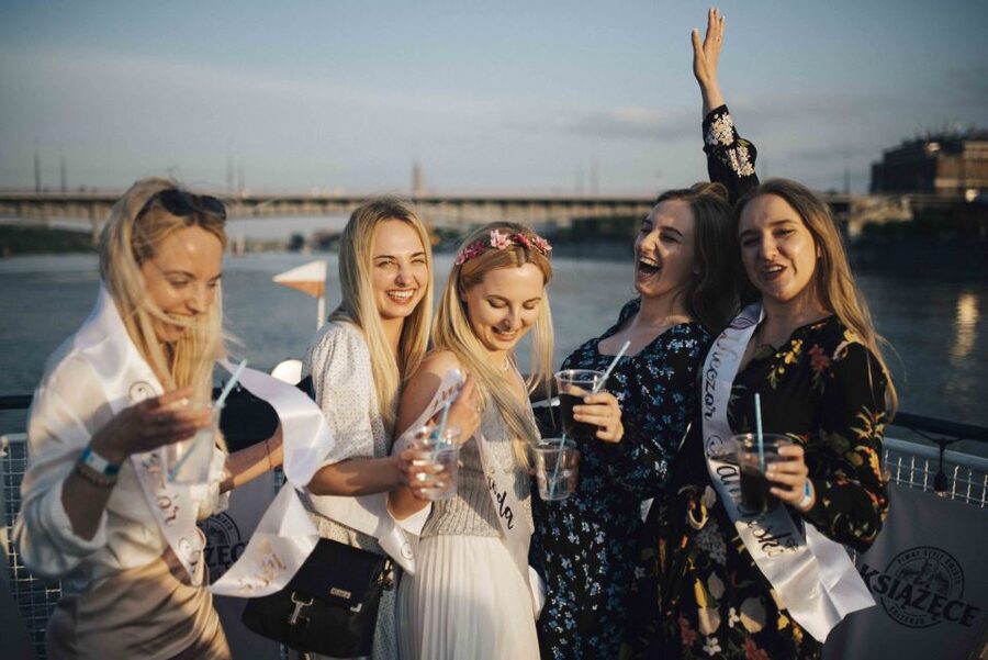 Warsaw: Boat Party with Unlimited Drinks &VIP Club Entrance - What happens during the two-hour boat ride