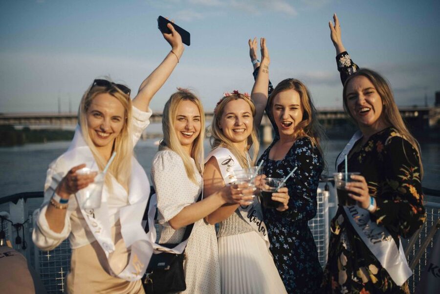 Warsaw: Boat Party with Unlimited Drinks &VIP Club Entrance - From the boat to the two-hour pub crawl
