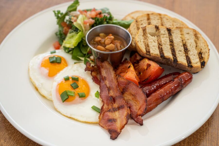 Warsaw: Breakfast at Hard Rock Cafe - Choosing from the American breakfast menu