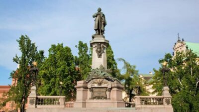 Warsaw City Game: Discovering Famous Polish Heroes