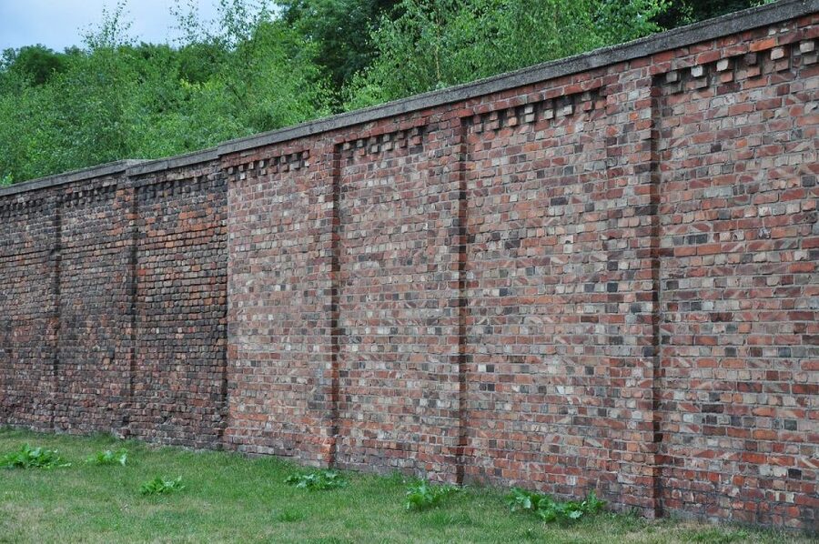 Warsaw Daily Jewish Ghetto Guided Tour with Jewish Cemetery - Why Muranów makes this history feel close