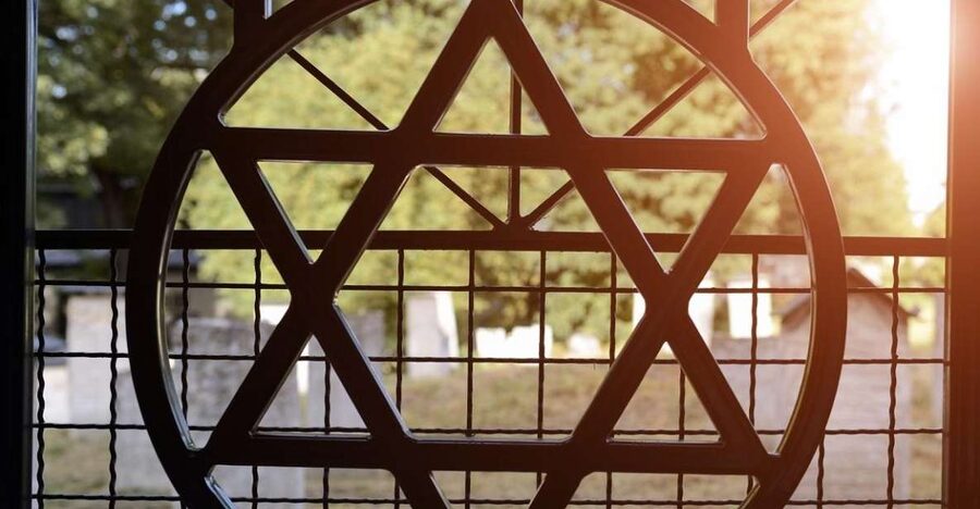 Warsaw Daily Jewish Ghetto Guided Tour with Jewish Cemetery - Nożyk Synagogue and the Jewish life that survived