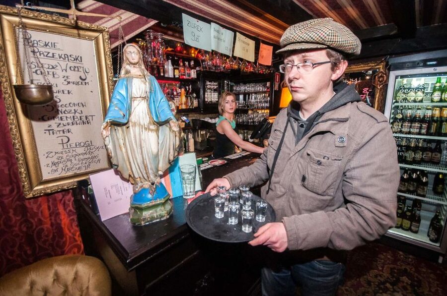 Warsaw: Evening History and Pubs Tour by Retro Minibus - Grzybowski Square and Warsaw’s difficult 20th century