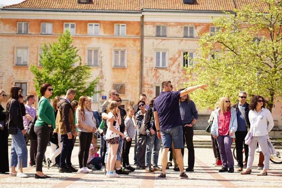 Warsaw: Highlights Guided Retro Bus Tour - The live guide is a strength, but the pace matters