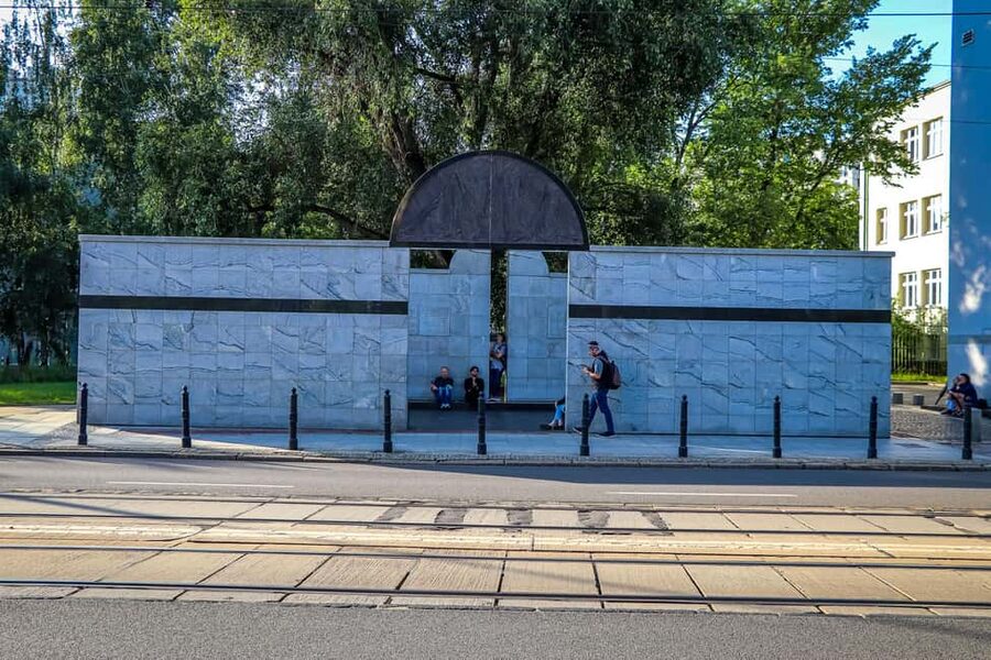 Warsaw: Jewish History Guided Walking Tour in English - Nożyk Synagogue, the clearest surviving link to pre-war Warsaw