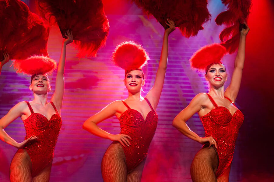 Warsaw: Live Show at Sabat Theatre - A meal during the performance, with vegan choices