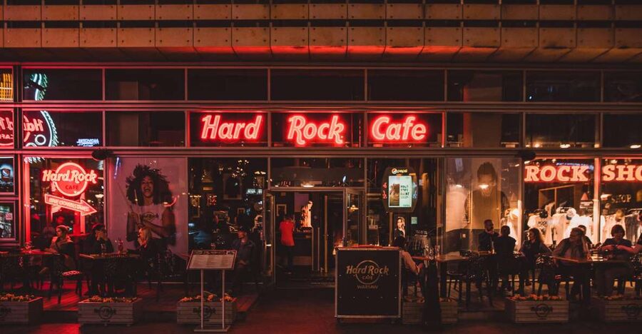Warsaw: Lunch or dinner at Hard Rock Cafe with Skip-the-Line - The brownie and drink included in the package