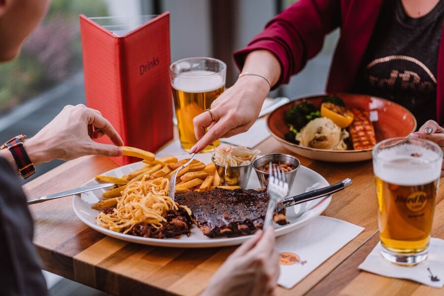 Warsaw: Lunch or dinner at Hard Rock Cafe with Skip-the-Line - The Rock Shop and its 10% discount