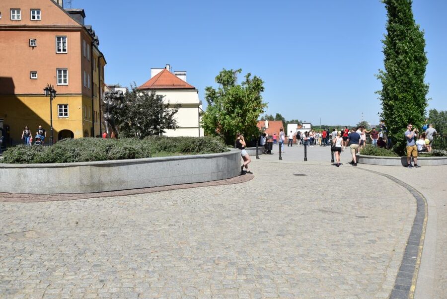 Warsaw: Old Town Guided Walking Tour - Medieval defenses at the city wall and Barbican