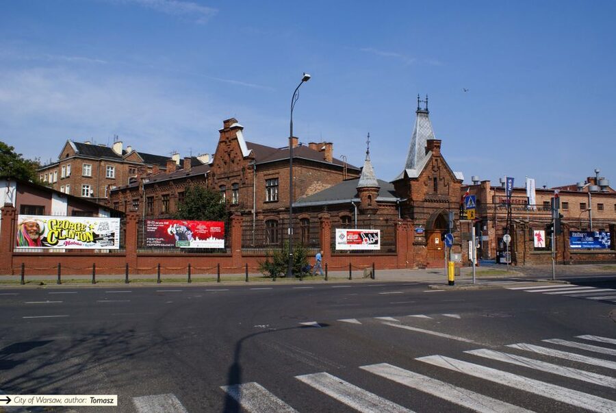 Warsaw: Praga District Tour with Vodka Museum and Tasting - Courtyards, shrines, and Ząbkowska Street