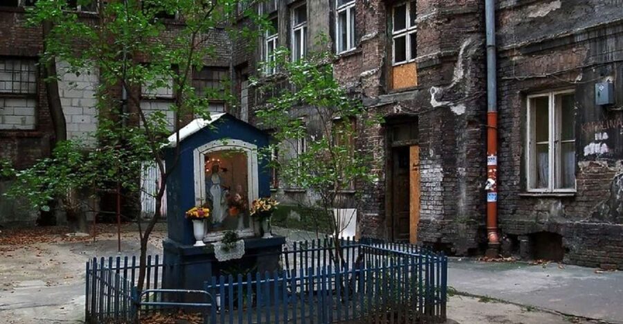 Warsaw: Praga District Tour with Vodka Museum and Tasting - Communist-era blocks and the Soho district