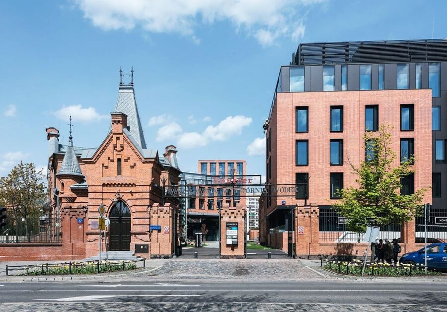 Warsaw: Praga District Tour with Vodka Museum and Tasting - What the private format adds