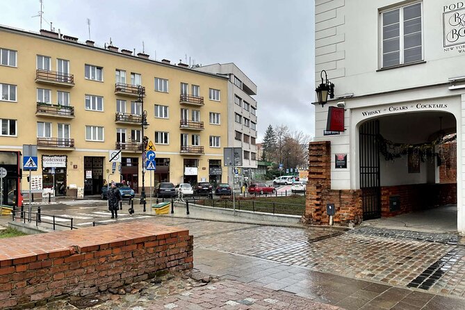 Warsaw's Old Town A Self-Guided Audio Tour - Market Square, churches, and the Old Town’s public face