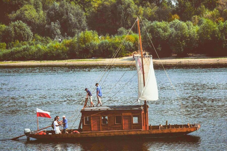 Warsaw: Traditional Galar Cruise on The Vistula River - Stadium views, Poniatowka, and the Praga riverbank