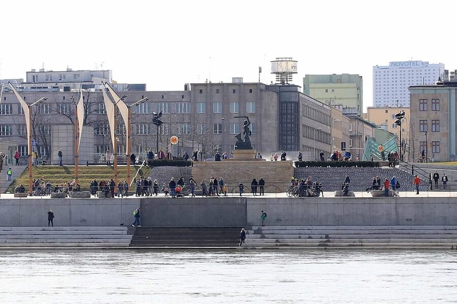 Warsaw: Vistula River Cruise with Your Music & City Views - Royal Castle and Old Town from the water