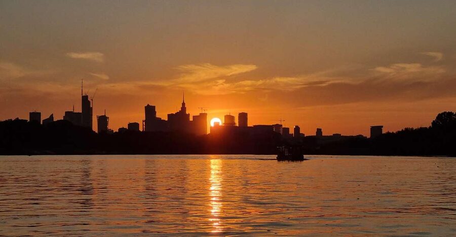 Warsaw: Vistula River Sunset Cruise with Welcome Drink - Why this short Warsaw cruise works